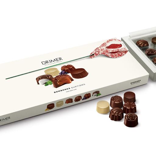 Caja alargada con 24 bombones y rosa de chocolate