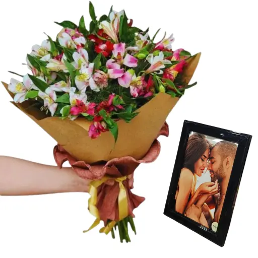Ramo de flores astromelias con portaretrato y foto