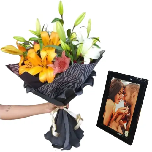 Ramo de flores lilium lirios black con portaretrato y foto
