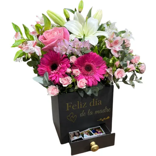 Caja con flores de estacion y fotos polaroid premium 